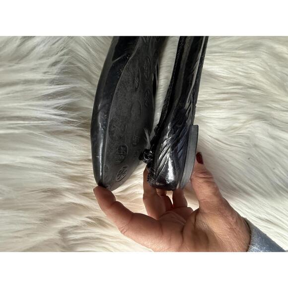 Tory Burch Black Leather Flats with Gold Logo - Picture 5 of 6
